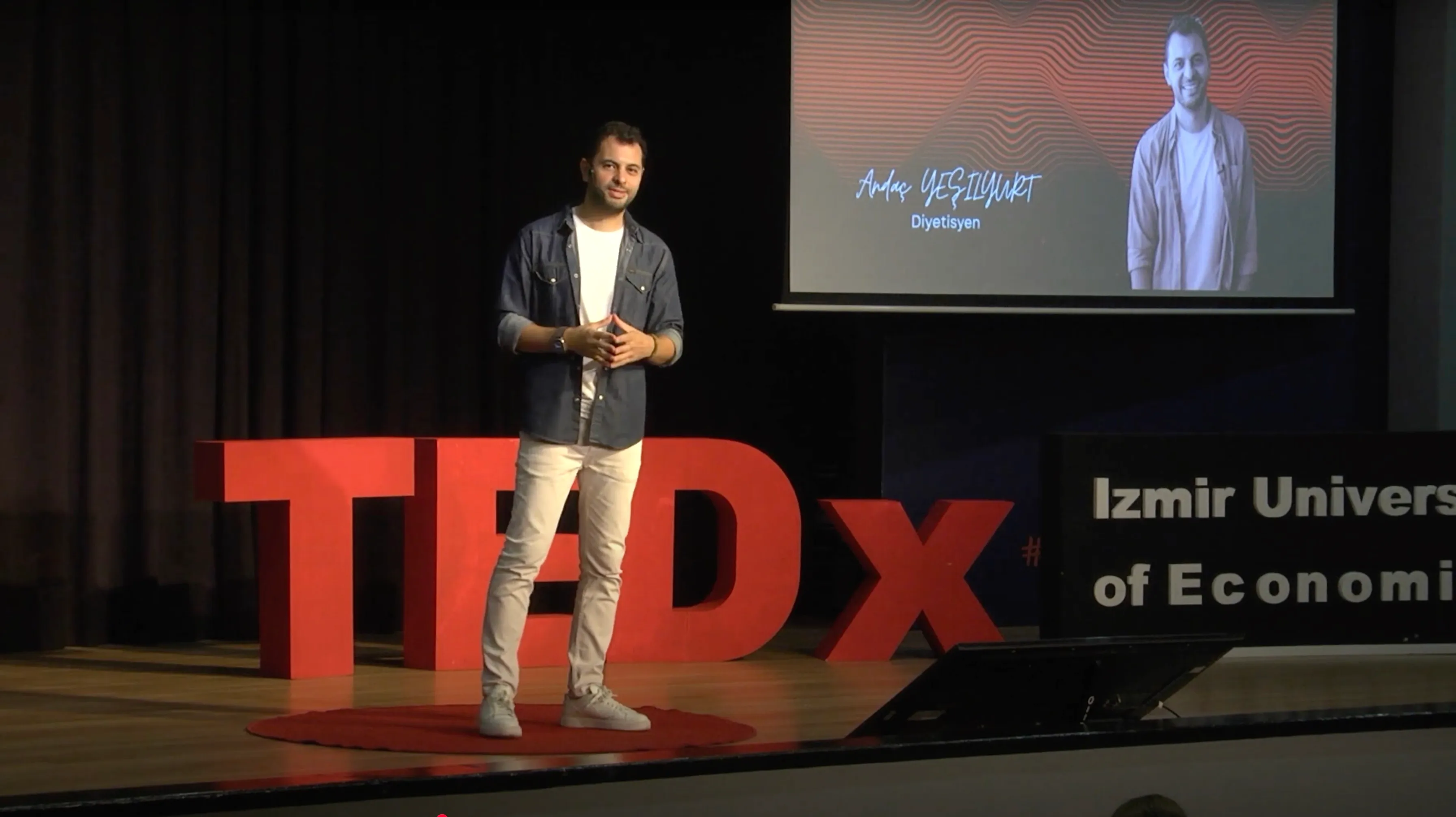 Andaç Yeşilyurt TEDx İzmir Ekonomi Üniversitesi sahnesinde