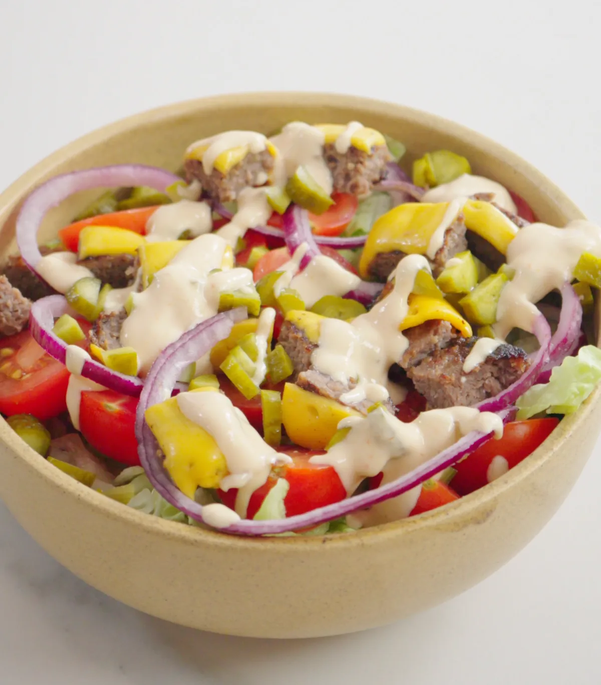 Diyettesin Ama Canın Hamburger mi Çekiyor? Hemen Bu Çizburger Salata Tarifini Yap!
