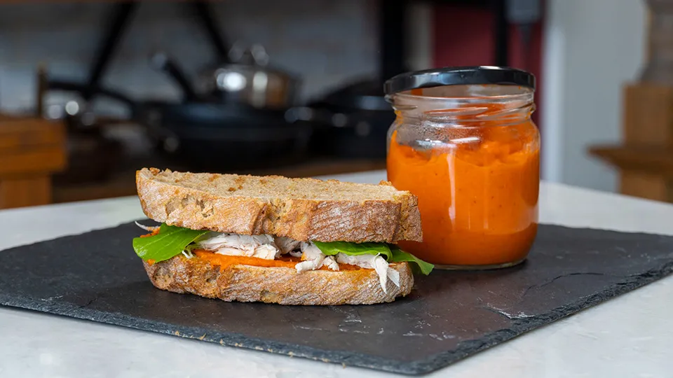 Ev Yapımı Ajvar Sos Tarifi – Közlenmiş Biber ve Patlıcanın En Lezzetli Hali