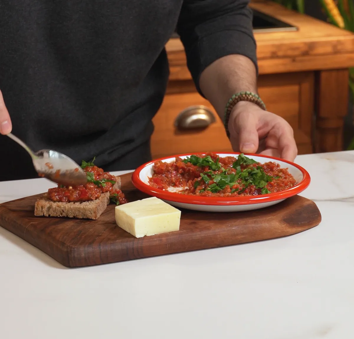 Ekmek Üstü Acılı Ezme: Sofralara Nefis Bir Meze Dokunuşu