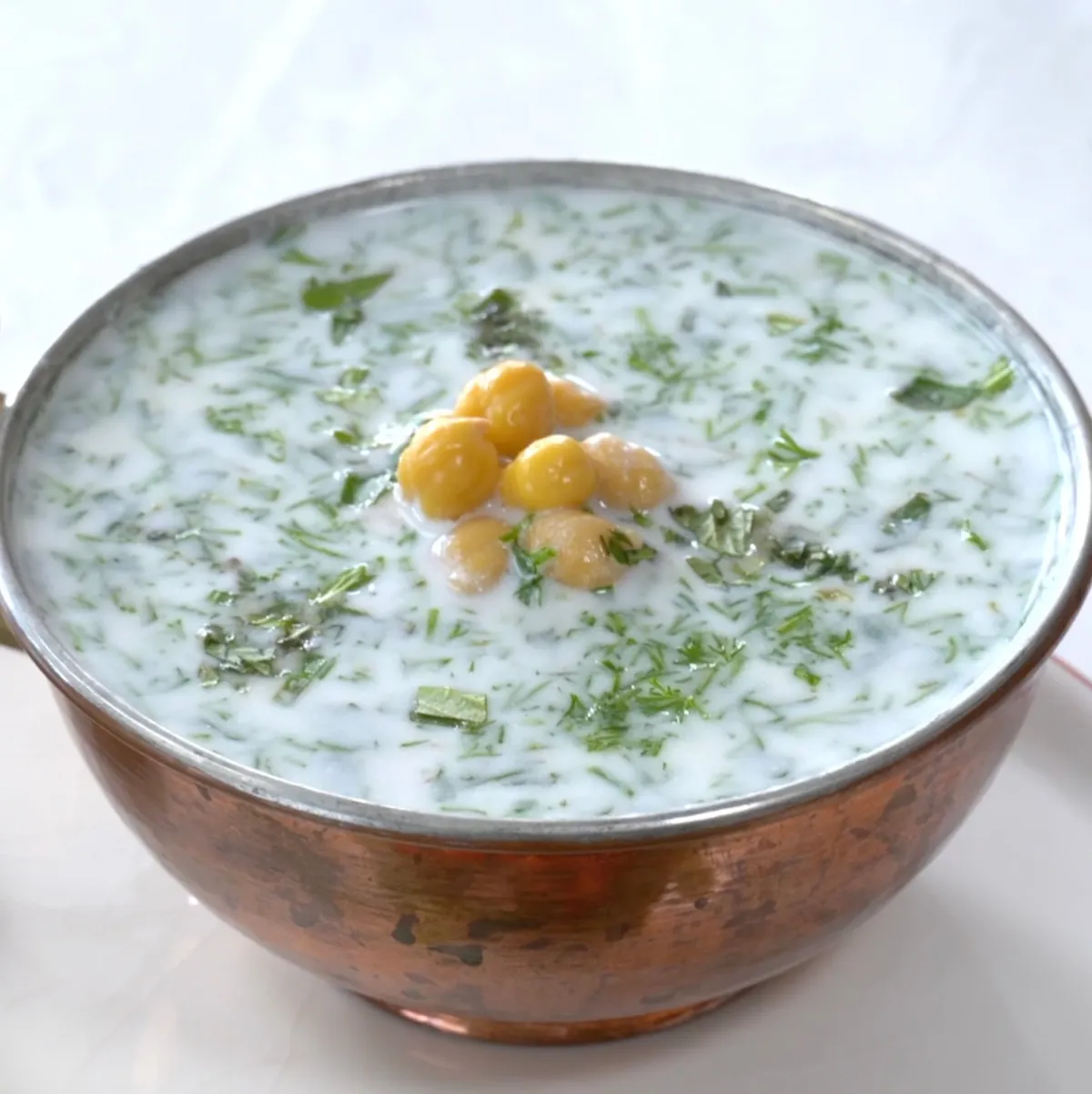 Yaz Sofralarının Kurtarıcısı: Nohutlu ve Buğdaylı Ayran Aşı Çorbası Tarifi