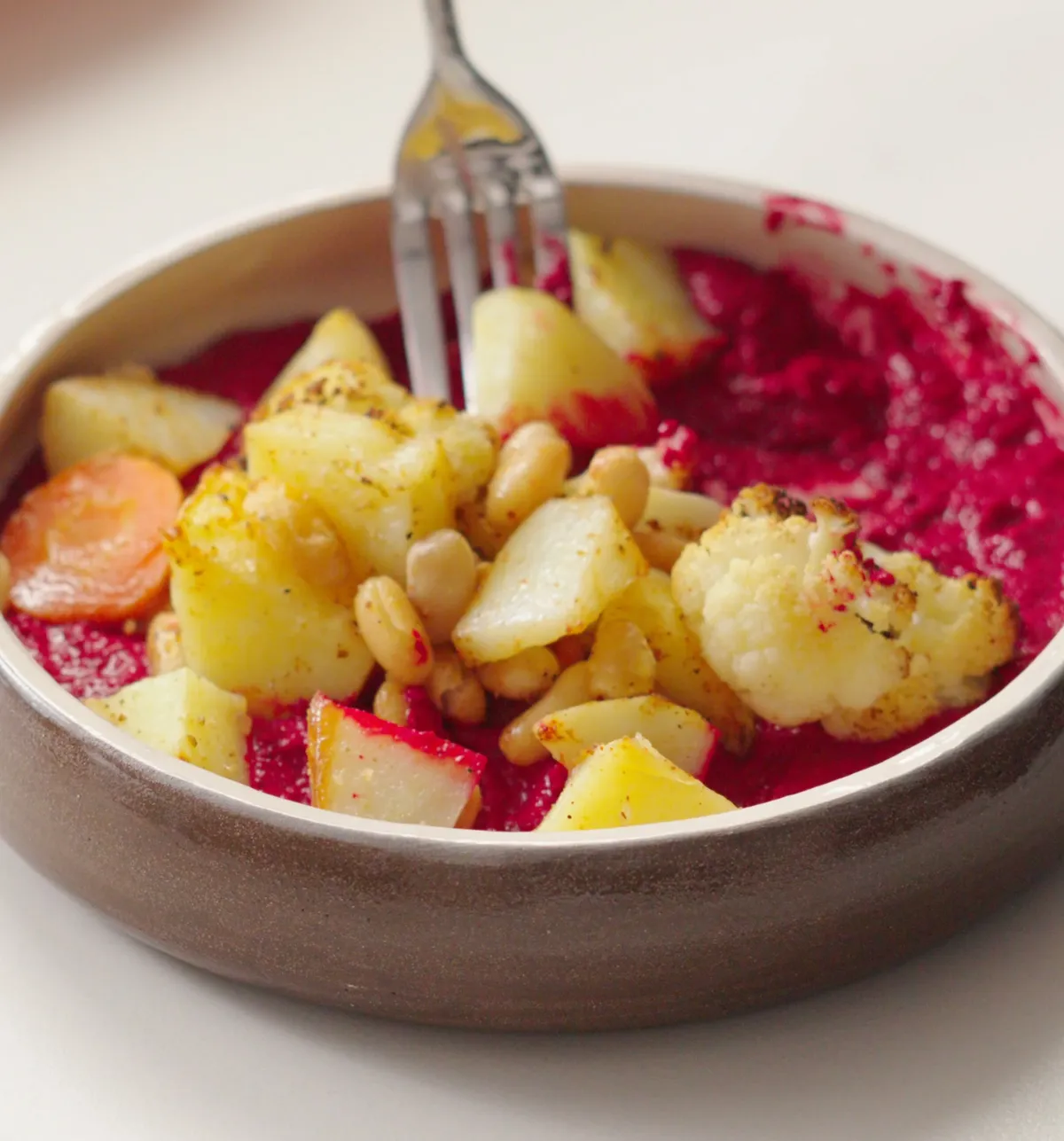 Sağlıklı, Doyurucu ve Göz Alıcı Bir Akşam Yemeği Alternatifi: Rengarenk Pancar Soslu Fırın Sebze 🥗